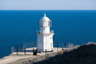 Mavi denize karşı beyaz deniz feneri. 