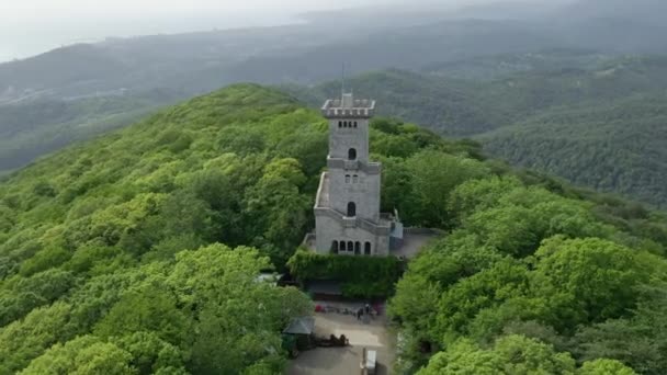 Toren Berg Ahun Sotsji Luchtopname Hoge Bergen Groene Bomen Het — Stockvideo