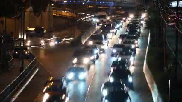 Traffico Intenso Sulla Strada Notturna Vita Urbana Autostrada Fari Sparatoria — Video Stock