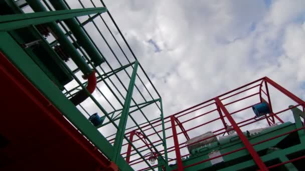 Drilling rig circulation system and clouds — Stock Video