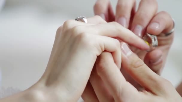 Young man romantically proposing to girlfriend — Stock Video