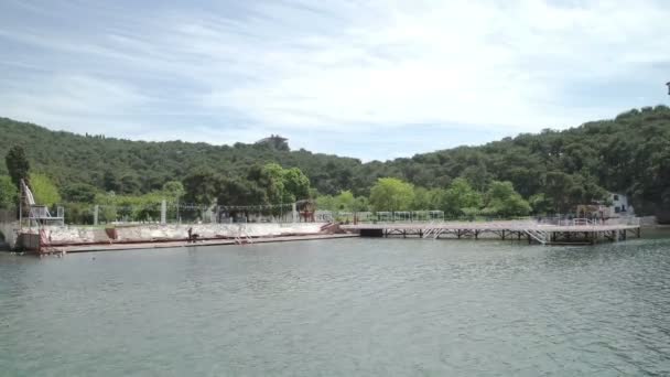 Vista desde el bosque en la isla de costa del muelle — Vídeo de stock