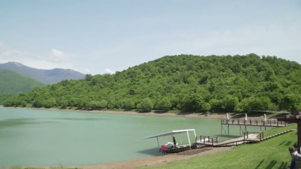 Schöne Aussicht auf Bergsee-Resort und Wellness — Stockvideo