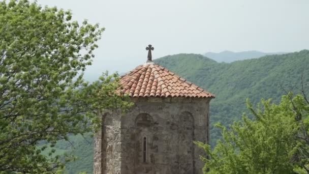Torre del antiguo monasterio con antiguas paredes de ladrillo — Vídeos de Stock