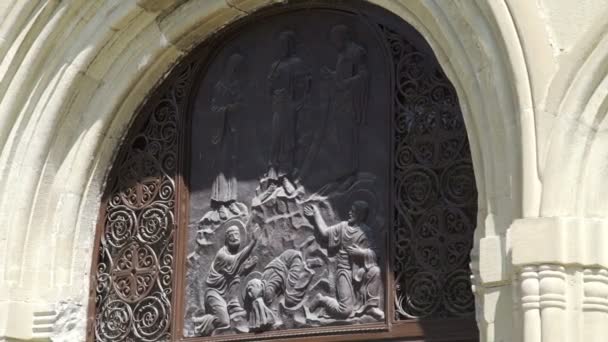Basreliéf Svetitskhoveli katedrála v Mtskheta — Stock video