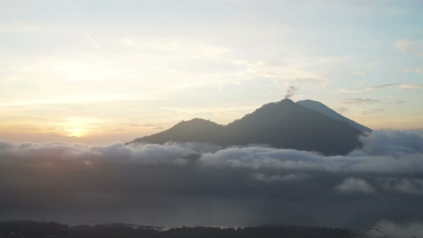 Vista aérea Montanhas, vulcões ao nascer do sol, Batur, Bali, Indonésia — Vídeo de Stock