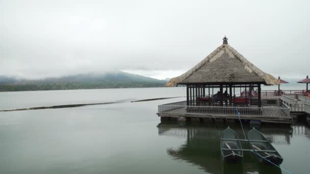 Úszó lake Batur, Indonézia Bali étterem — Stock videók