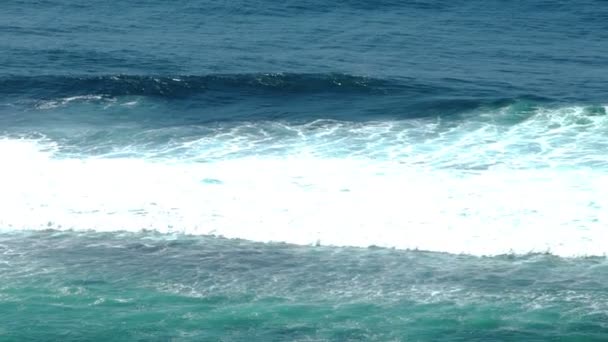 Hermosa ola azul gigante del océano en cámara lenta — Vídeo de stock
