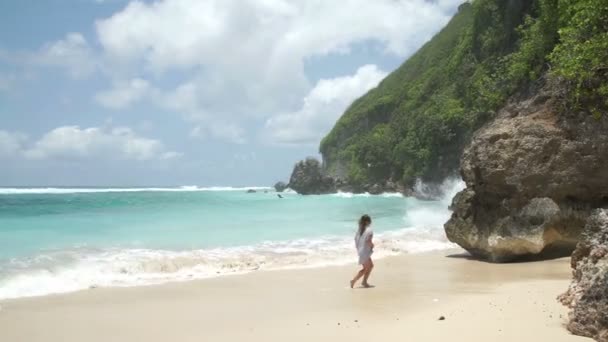 Jovem mulher atraente com cabelos longos correndo na praia — Vídeo de Stock