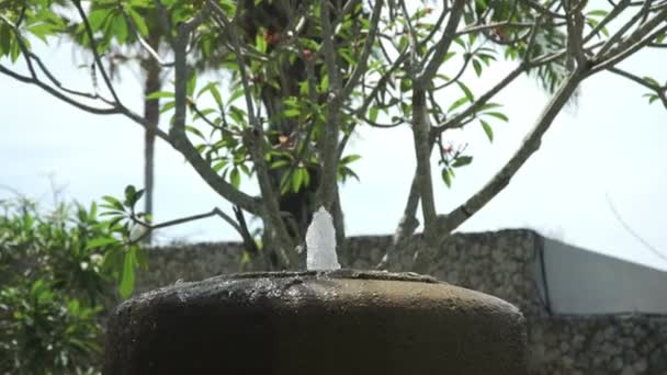 Ziersteinbrunnen im Hotel auf Bali — Stockvideo