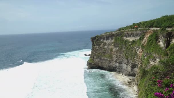 Pobřeží na letecký pohled na Chrám Uluwatu Bali, Indonésie — Stock video