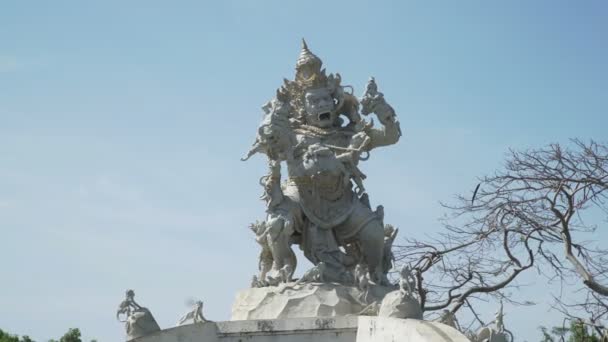 Isten szobra majmokkal harcol Pura Luhur Uluwatuban, Balin — Stock videók