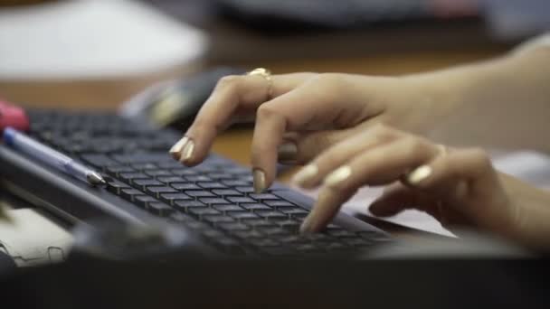 Frauenhände tippen im Büro auf Computertastatur