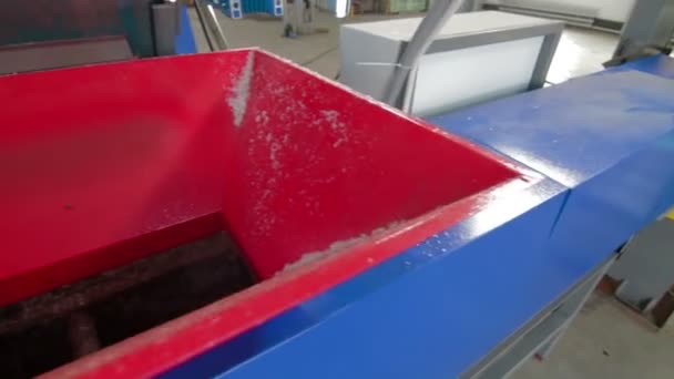 Linha transportadora moderna da produção para a reciclagem plástica da telha — Vídeo de Stock