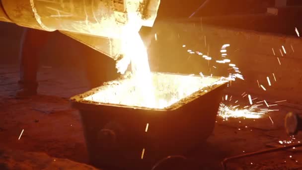 Hard work in a foundry. Metal smelting furnace in steel mill. Molten metal pouring, metallurgy, steel casting foundry. Furnace in which metal is melted. Metallurgical industry — Stock Video