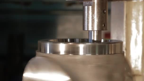 Metaalbewerkingsfreesmachine. Produceert metalen details in een fabriek. Gereedschapswerktuigen voor metaalbewerking. Een metalen werkstuk wordt bewerkt door een elektrische machine. Moderne metaalbewerkingstechnologie — Stockvideo