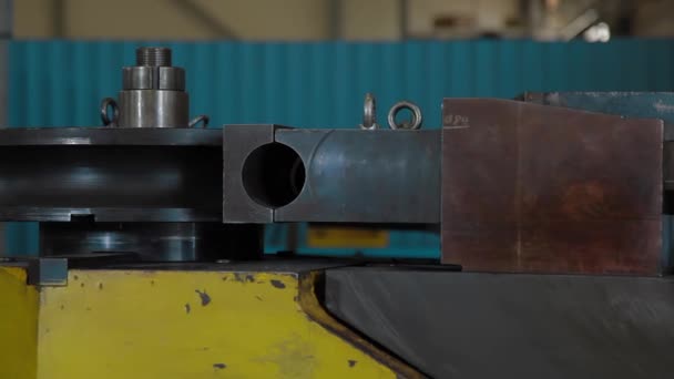 Machine d'équipement de flexion industrielle pour le pliage de tuyaux métalliques dans l'usine. Machine automatique de travail des métaux pour le tournage électronique des tuyaux métalliques et le cintrage à froid dans le hall industriel de l'usine de fabrication — Video