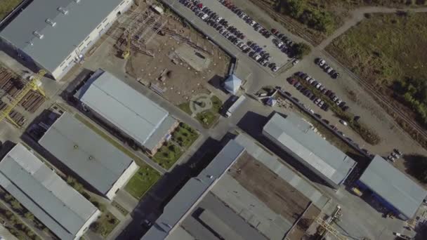 Fabrik för tillverkning av flygplansparker. Tillverkningsområde i fält drönare vy. Territoriell industriell fabrik sky view. Flygfoto ovanifrån av modern teknik tillverkningsanläggning. — Stockvideo