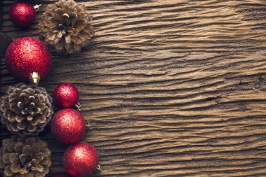 kırmızı parlak parlak top dekor ahşap çam kozalağı içinde neşeli chrism ile