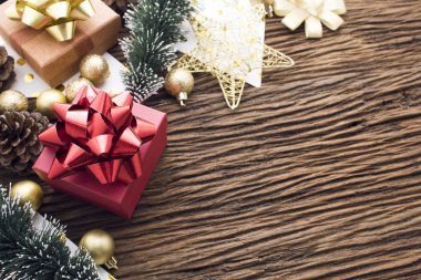 Xmas vintage hediye kutusu ile altın top ve çam koni