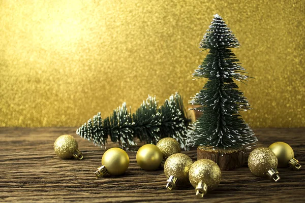 Xmas декор дерева с блестящим золотым шариком на деревянной земле — стоковое фото