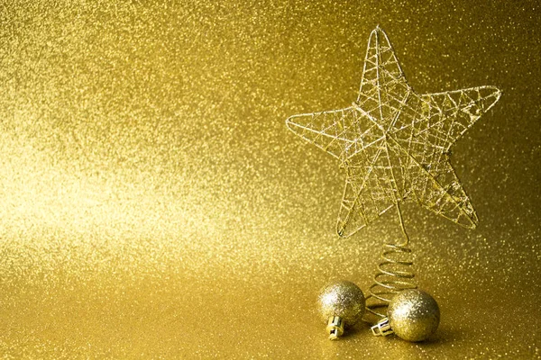 Gouden glitter ster decor met glans xmas bal — Stockfoto