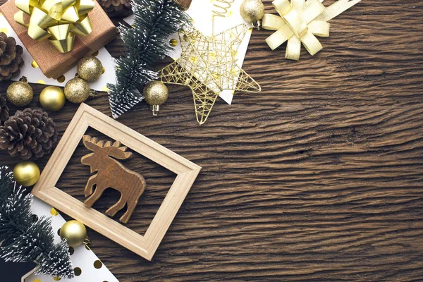 Decoración de Navidad con caja de regalo con bola de oro y cono de pino —  Fotos de Stock