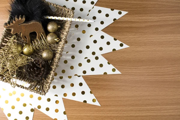 Decoración tono oro temporada de Navidad en vintage en suelo de madera —  Fotos de Stock