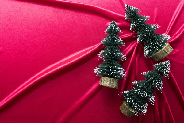 Kerstboom met rode stof — Stockfoto