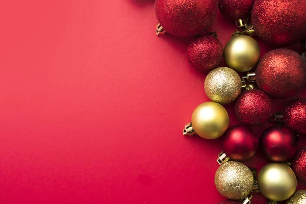 Brilho xmas brilho decoração bola vermelho e ouro vista superior — Fotografia de Stock