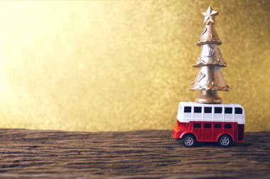 Araba otobüs altın Noel ağacına bokeh arka plan ile oyuncak ve woo