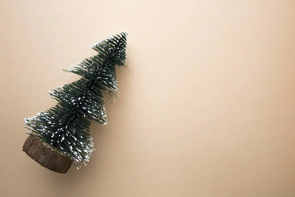 Kerstboom op schone achtergrond — Stockfoto