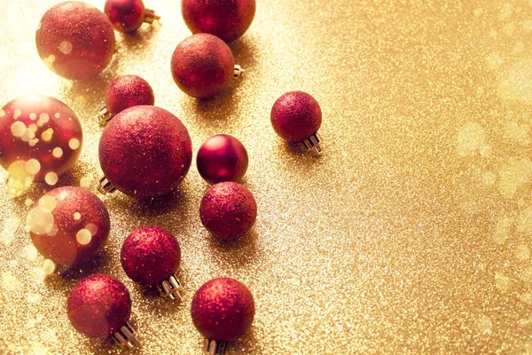 Красный блестящий глянец декор мяч на золотой земле в сезоне Рождества с — стоковое фото
