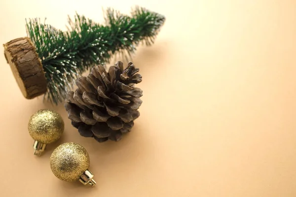 Kerstboom met pine cone en hoogglans decor van de gouden bal — Stockfoto