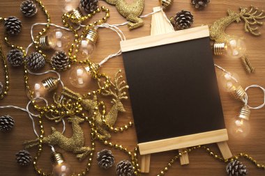 altın rengi Ren geyiği çam kozalağı ampul decora ile düz lay