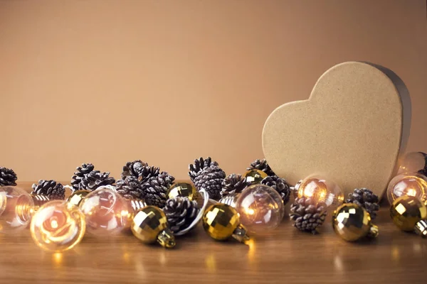 Szív ajándék doboz-val izzó és fenyőtoboz, a karácsonyi klara — Stock Fotó