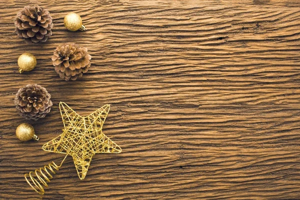 Gouden ster glitter interieur met houten dennenappel in Kerstmis concept — Stockfoto