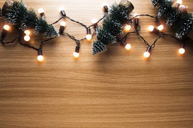 parti ampul ahşap arka plan ile Noel ağacı