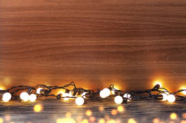 parti ampul ve bokeh ile Noel ağacı