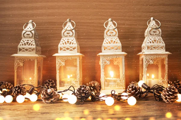 Ragyogás, gyertya, lámpa és a bokeh a fenyőtoboz karácsonyi s — Stock Fotó