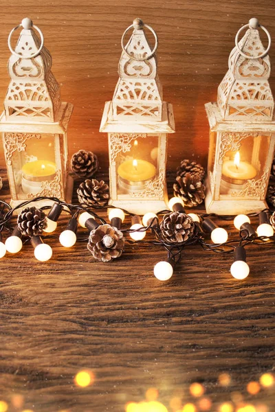 Ragyogás, gyertya, lámpa és a bokeh a fenyőtoboz karácsonyi s — Stock Fotó