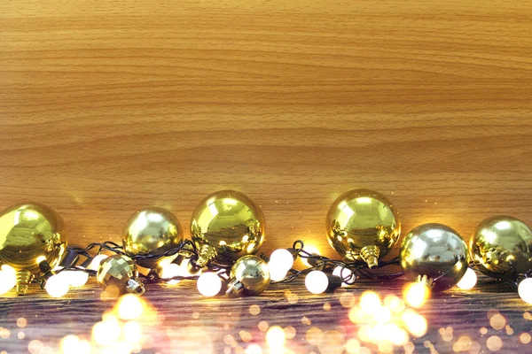 Глянцевый золотой шар декор с партии лампочки bokeh в Рождество с — стоковое фото