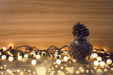 cam botle içinde çam kozalağı Noel konsantrasyon bokeh ampuller ile