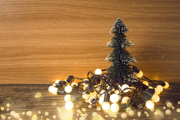 Fél karácsonyfa fa háttérben fény — Stock Fotó