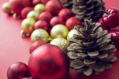 çam koni ve kırmızı zemin ile dekor topu