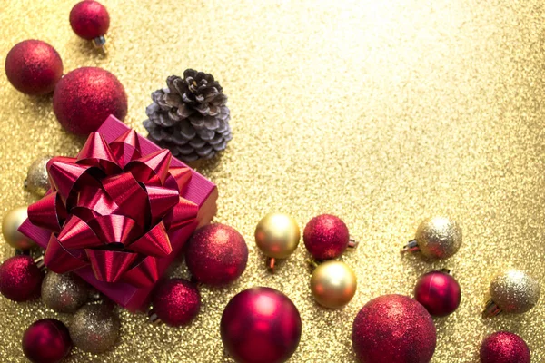 Декор рождество на золотом фоне блесток — стоковое фото