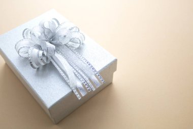 Noel konsept yay ile gümüş hediye kutusu