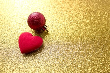 dekor top altın zemin üzerinde kırmızı kalp