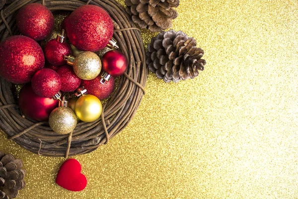 Piros objektumot karácsonyi prop decrations a csillogó arany háttér mintázata — Stock Fotó