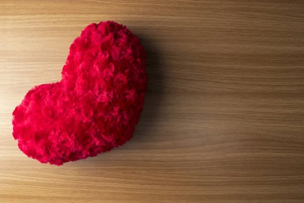 Poduszka serce czerwony drewno szlifowane w koncepcji valentine — Zdjęcie stockowe